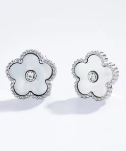 Alternative view of Boucles d'oreilles fleurs blanches en acier inoxydable